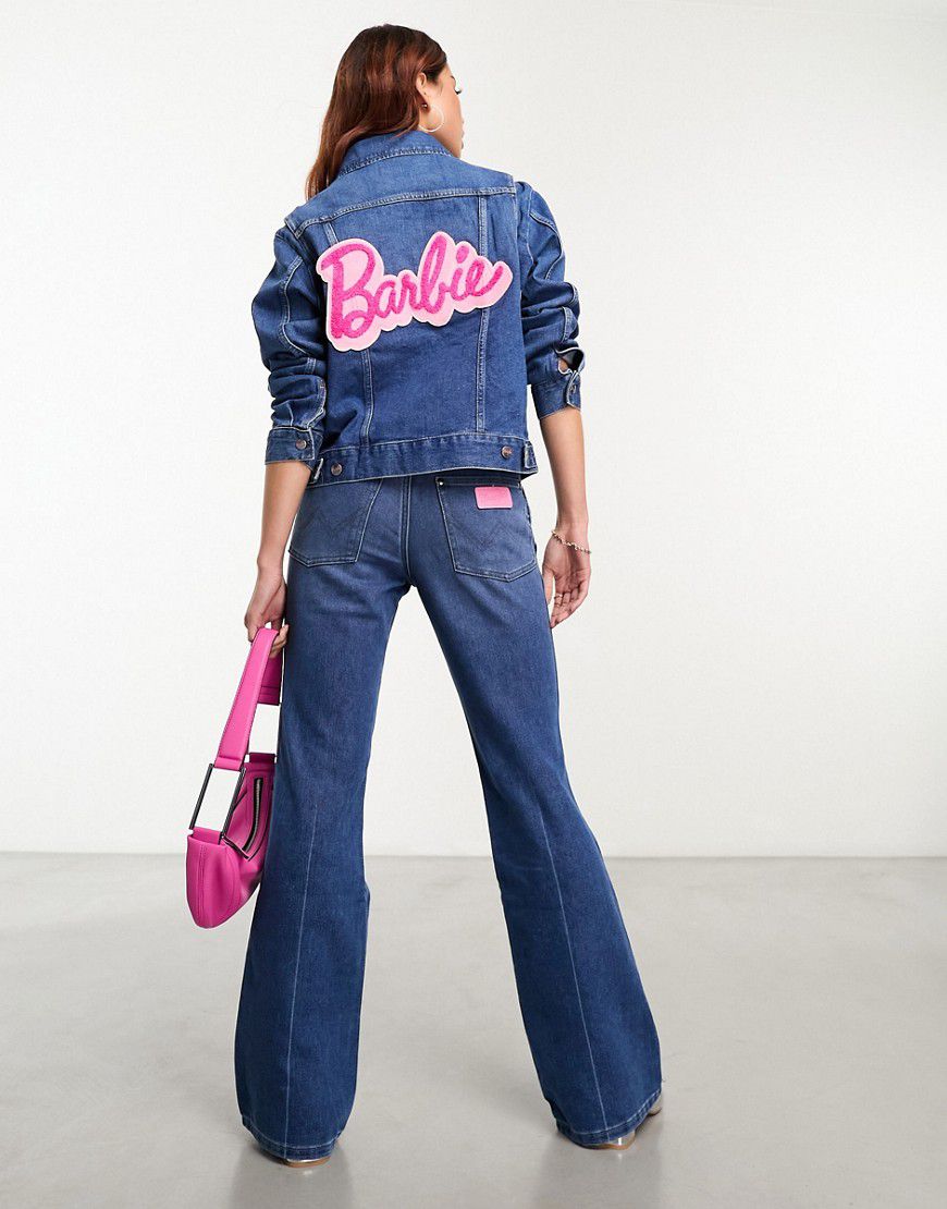 Barbie - Giacca di jeans con stampa sul retro in coordinato - Wrangler - Modalova