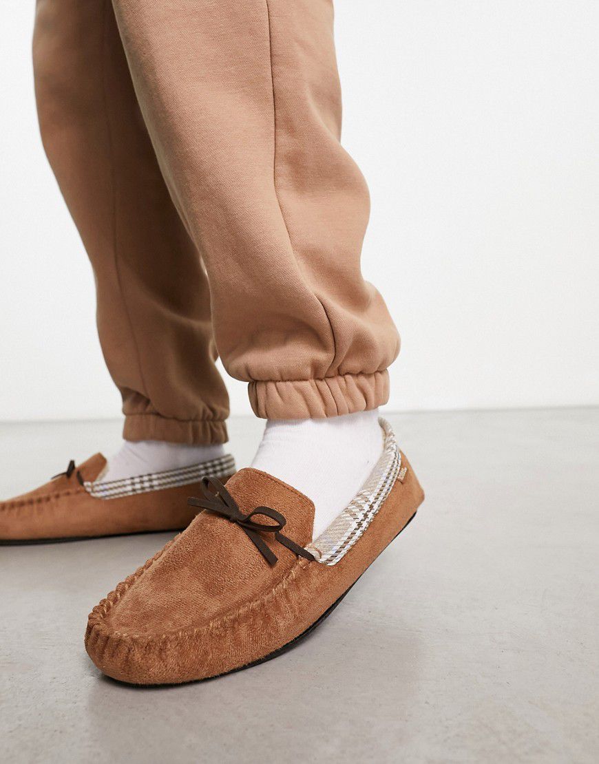 Pantofole a mocassino color cuoio con interno a quadri - Totes - Modalova