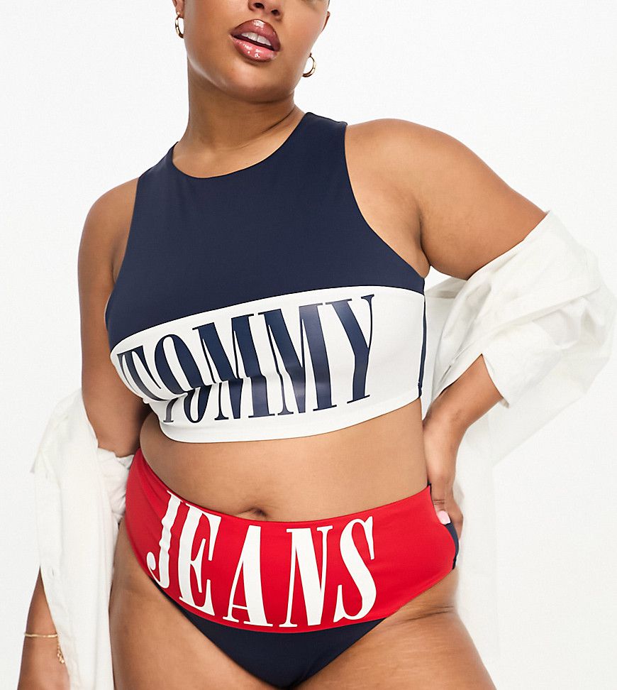 Tommy Jeans Plus - Archive - Crop top bikini accollato blu navy e rosso - Tommy Hilfiger - Modalova