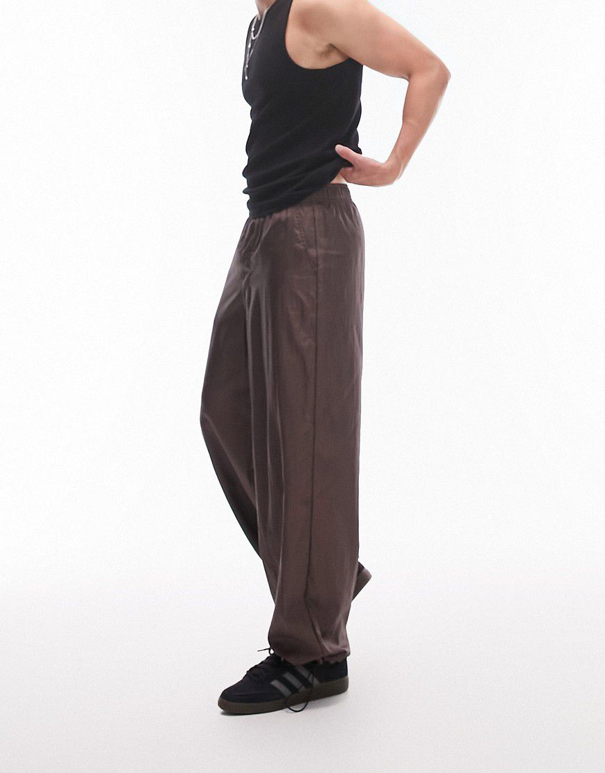 Pantaloni ampi marroni in nylon - Topman - Modalova