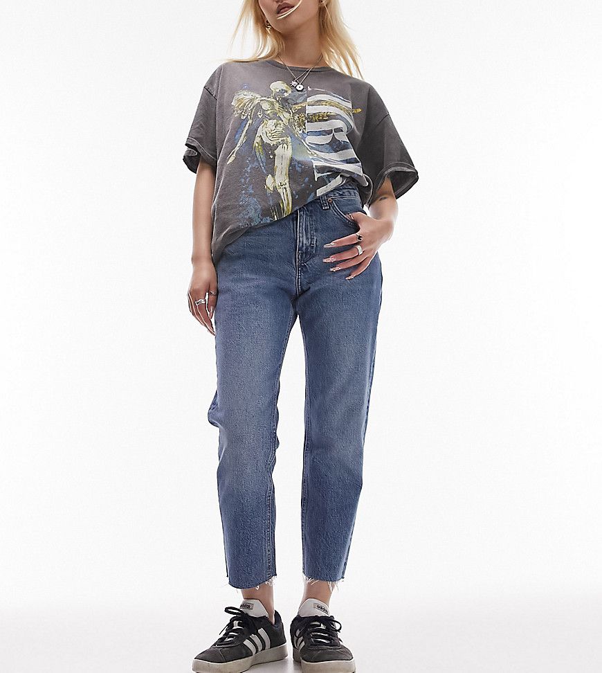 Jeans dritti cropped con bordi grezzi a vita medio alta medio - Topshop Petite - Modalova
