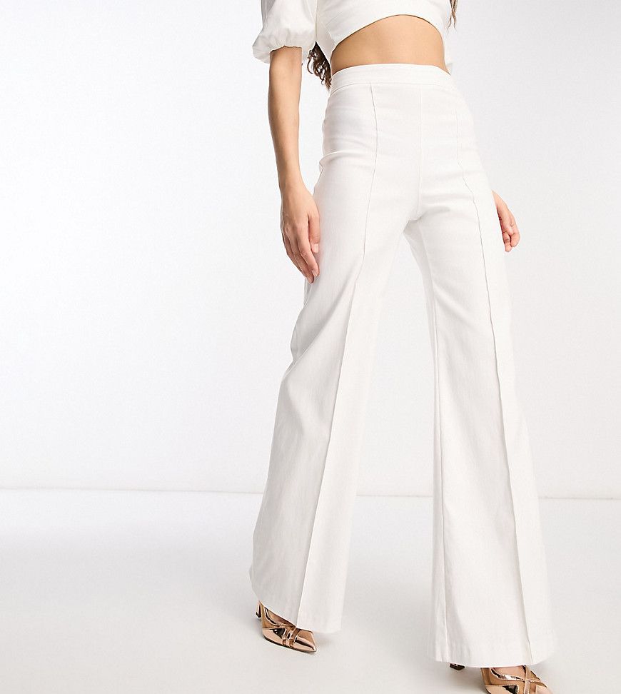 Pantaloni sartoriali a fondo ampio e vita alta bianchi in coordinato - Vesper Petite - Modalova