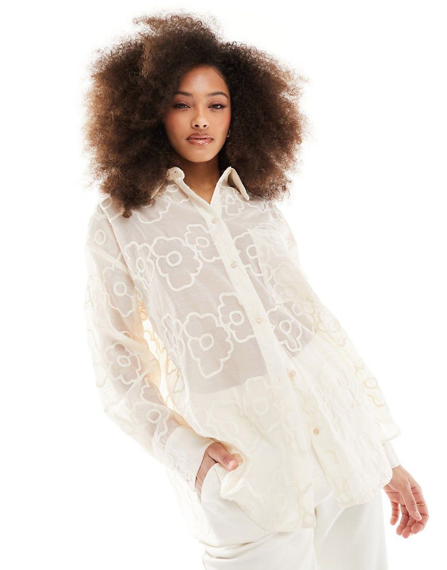 Camicia oversize color crema ricamata con dettagli floreali - Y.A.S - Modalova