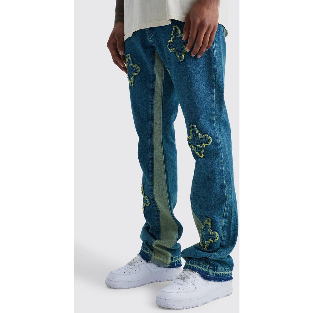 Jeans Slim Fit in denim rigido sovratinti con applique a zampa e inserti - boohoo - Modalova