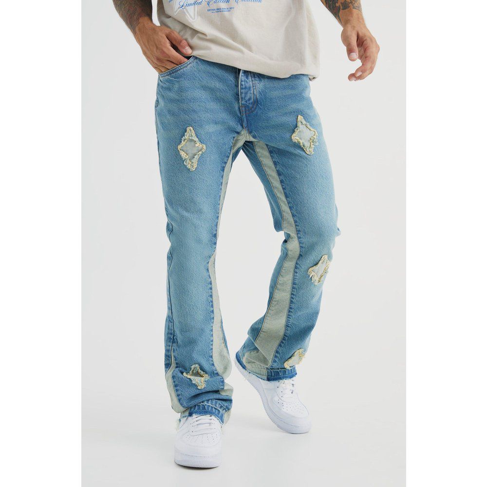 Jeans a zampa Slim Fit in denim rigido con applique di pannelli - boohoo - Modalova