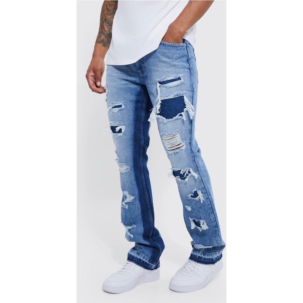 Jeans Slim Fit in denim rigido con pannelli a zampa e strappi - boohoo - Modalova