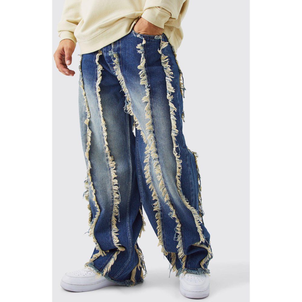 Jeans extra comodi in denim rigido con fondo sfilacciato - boohoo - Modalova