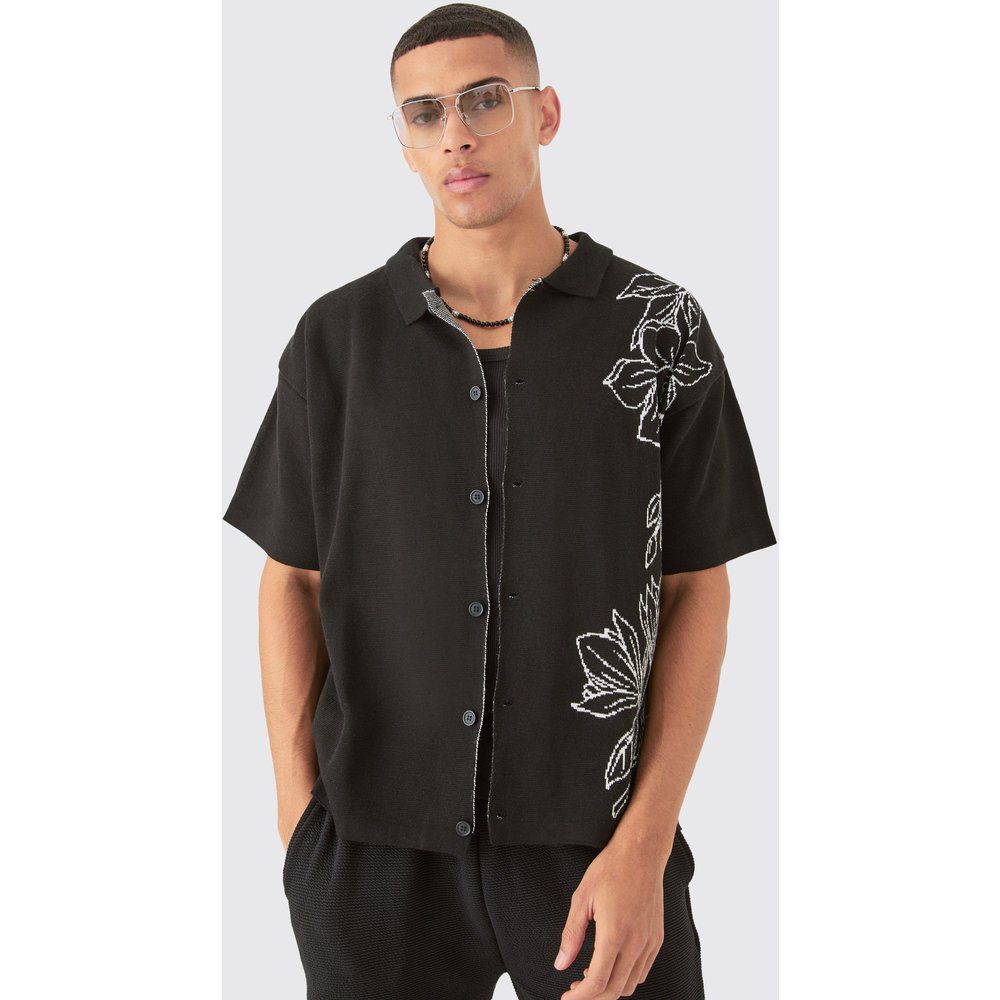 Camicia squadrata in maglia in jacquard nera con dettagli a fiori - boohoo - Modalova