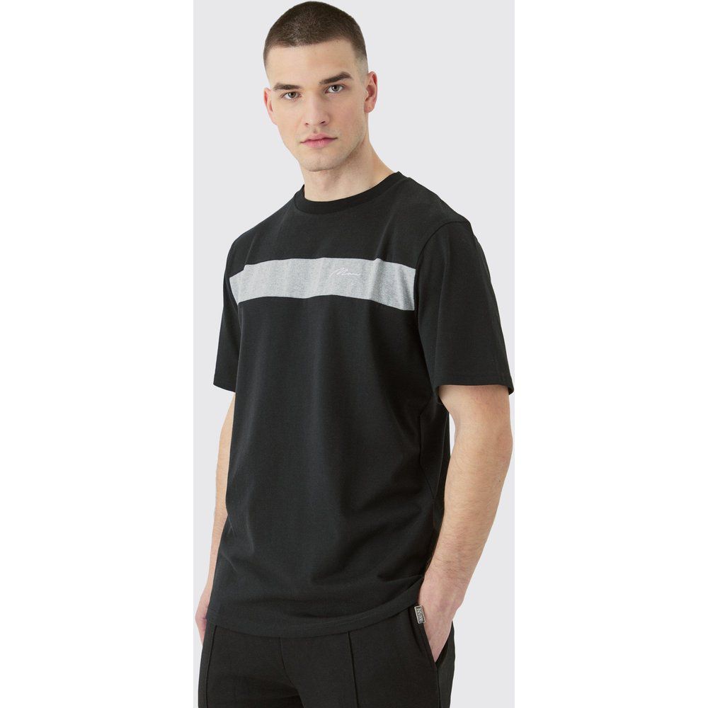 T-shirt Tall Regular Fit nera con scritta Man a blocchi di colore - boohoo - Modalova