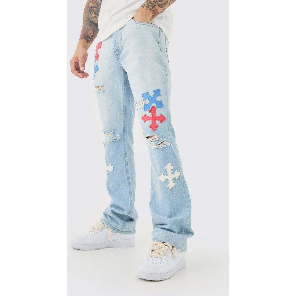 Jeans a zampa Slim Fit in denim rigido con applique blu ghiaccio - boohoo - Modalova