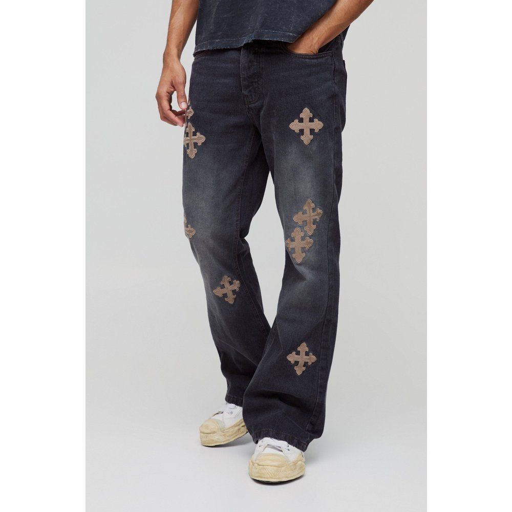 Jeans a zampa Slim Fit in denim rigido con ricami incrociati - boohoo - Modalova