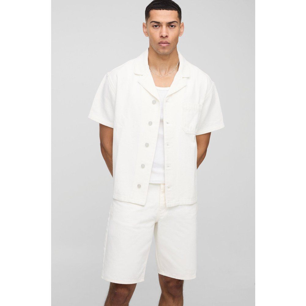 Camicia squadrata a maniche corte in denim ecru con rever - boohoo - Modalova