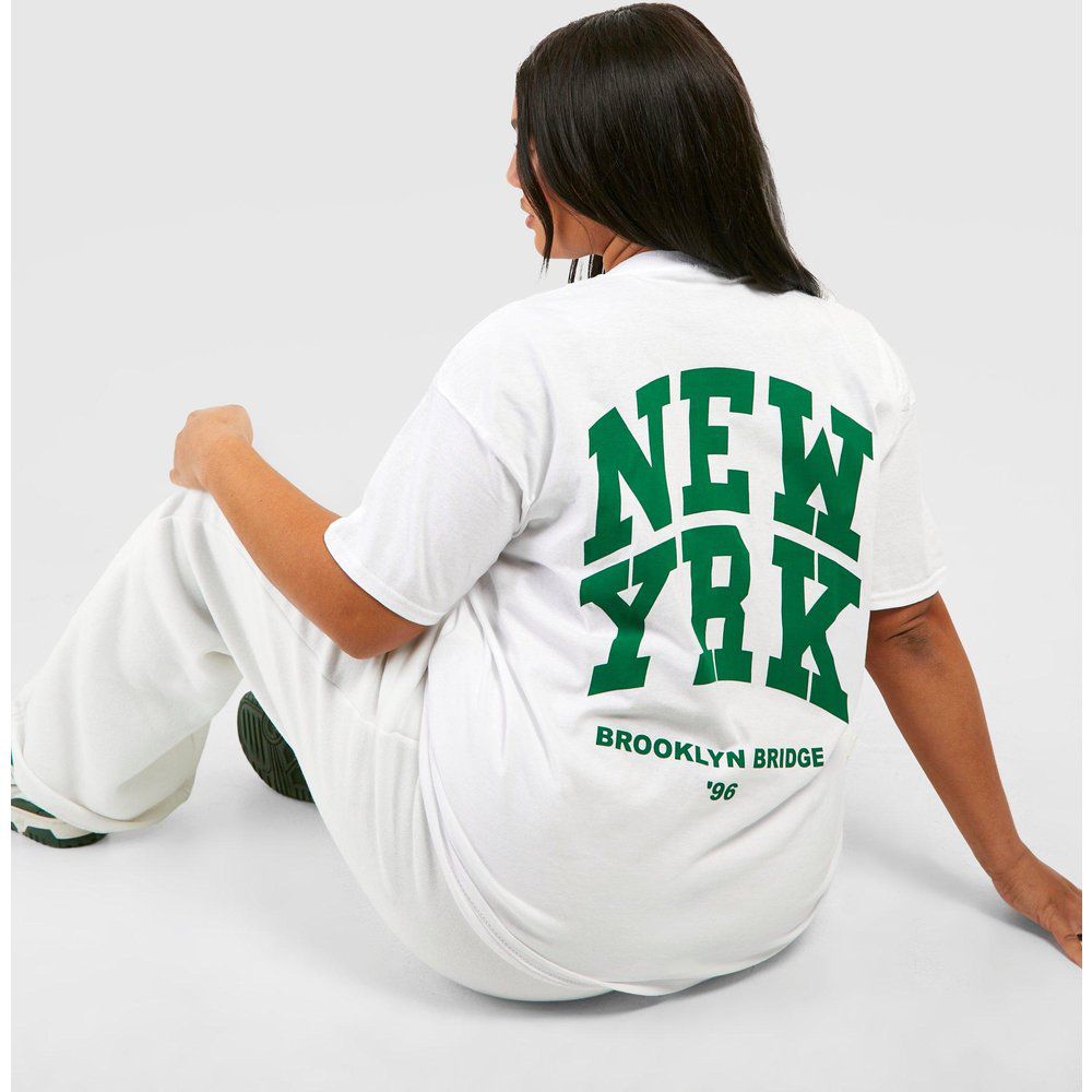 Plus New York Back Print T-shirt - boohoo - Modalova
